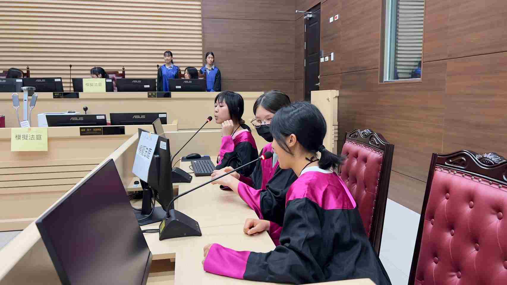界線之網－女孩的思辨與成長冒險營